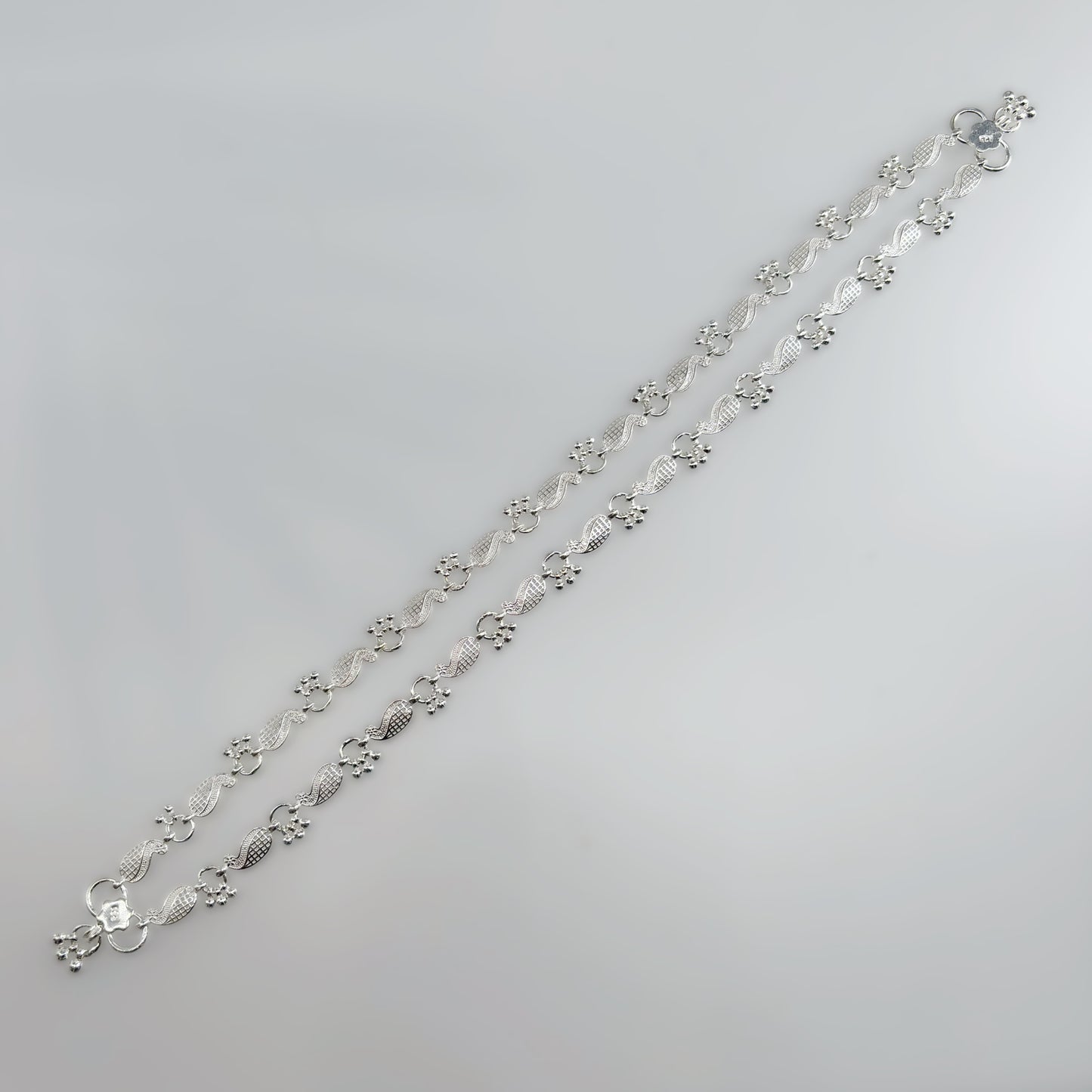 Elegant Silver Leaf Motif Anklet
