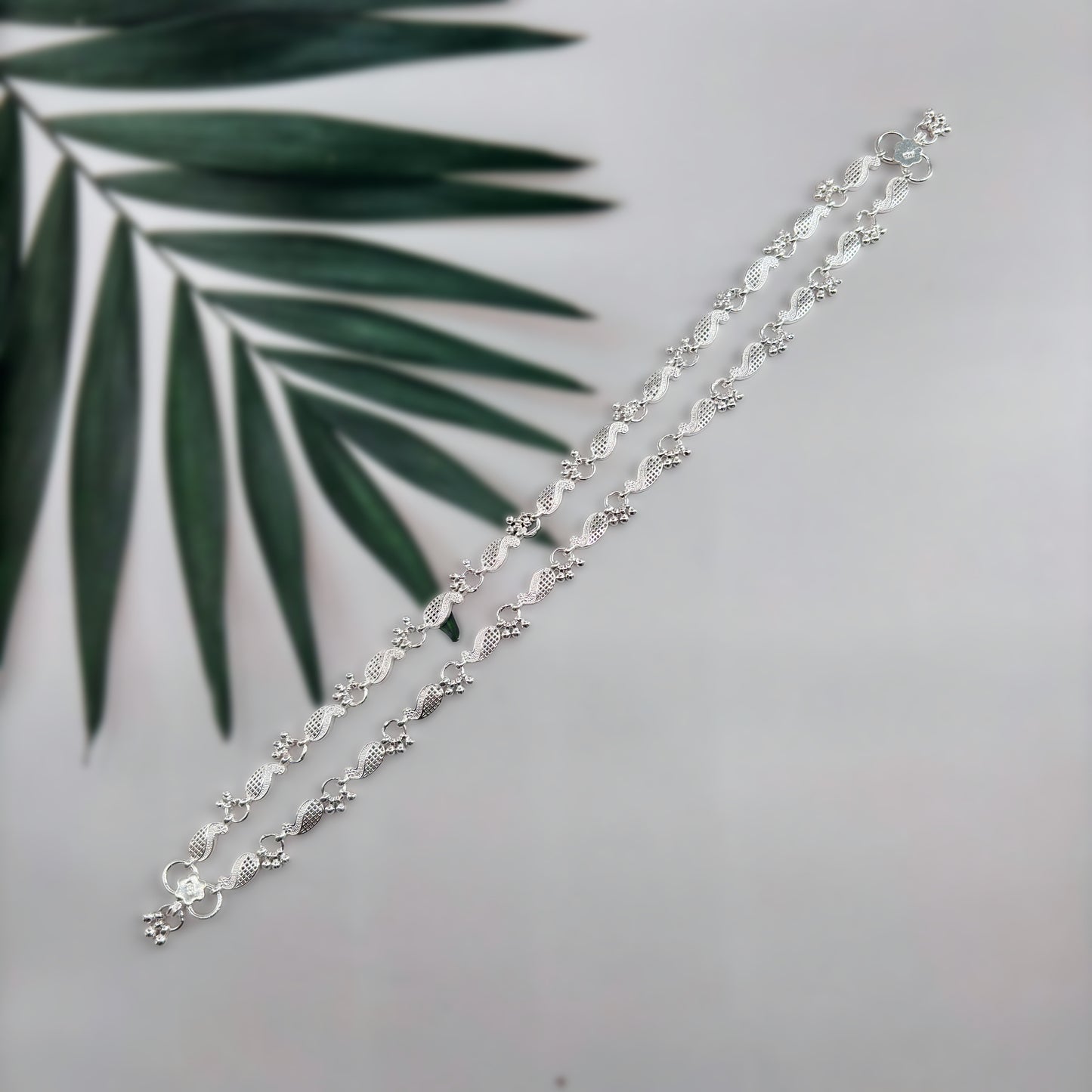Elegant Silver Leaf Motif Anklet