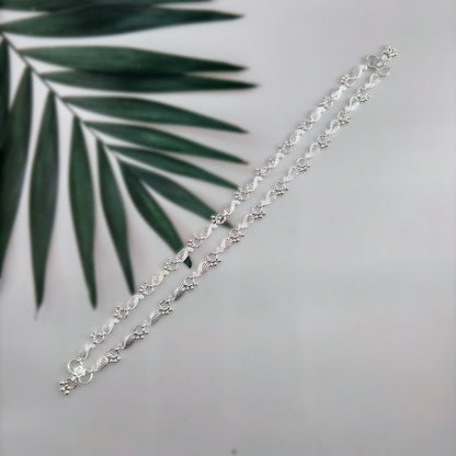 Elegant Silver Leaf Motif Anklet