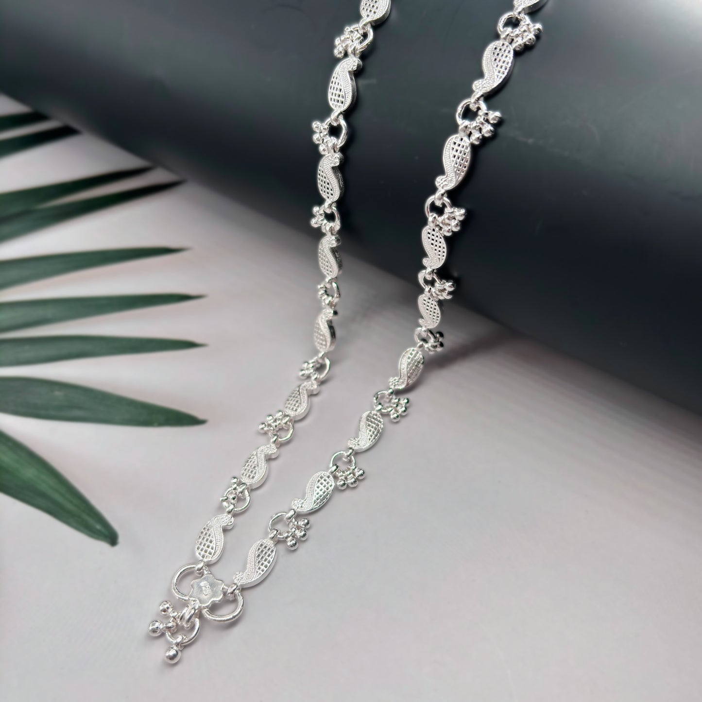Elegant Silver Leaf Motif Anklet