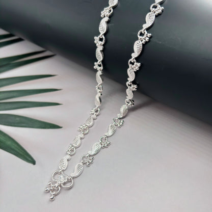Elegant Silver Leaf Motif Anklet